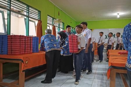 LAUNCHING  PROGRAM MAKAN BERGIZI GRATI