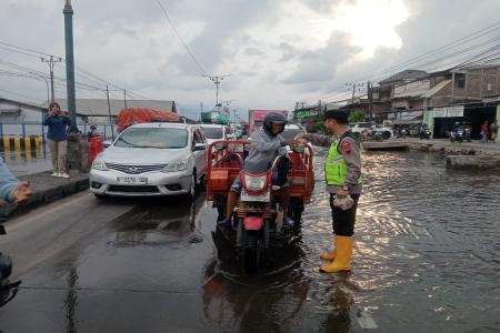 Bantu Pengguna Jalan Terdampak Rob Pol
