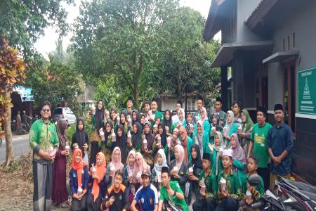 Bagibagi Takjil Pengurus PAC ANSOR BANSER FATAYAT IPNUIPPNU Karangmonc