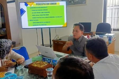 Plt Kepala Dinkop dan UKM Kabupaten Le