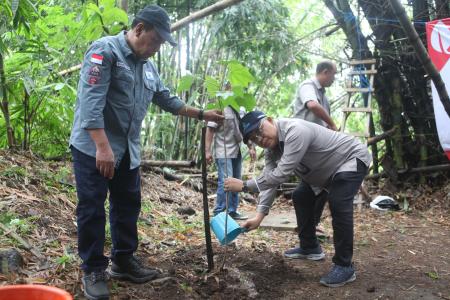 SAMBANG SUMBER MENJELANG HUT, PERU