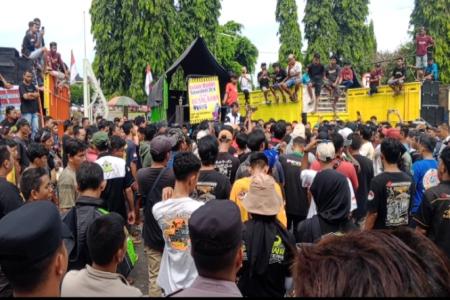 RATUSAN SOPIR TRUK PROTES ATURAN O