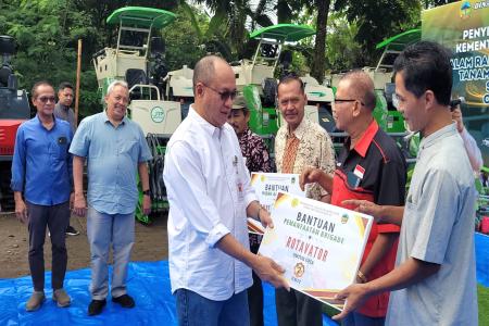 Wujudkan Swasembada Pangan Bupati Sadewo Serahkan Alsintan Kepada 29 K
