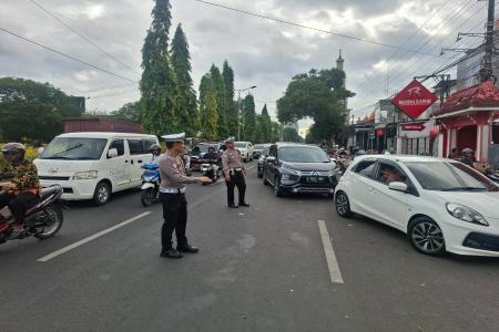 Lakukan Pengawalan Polres Jember Perla