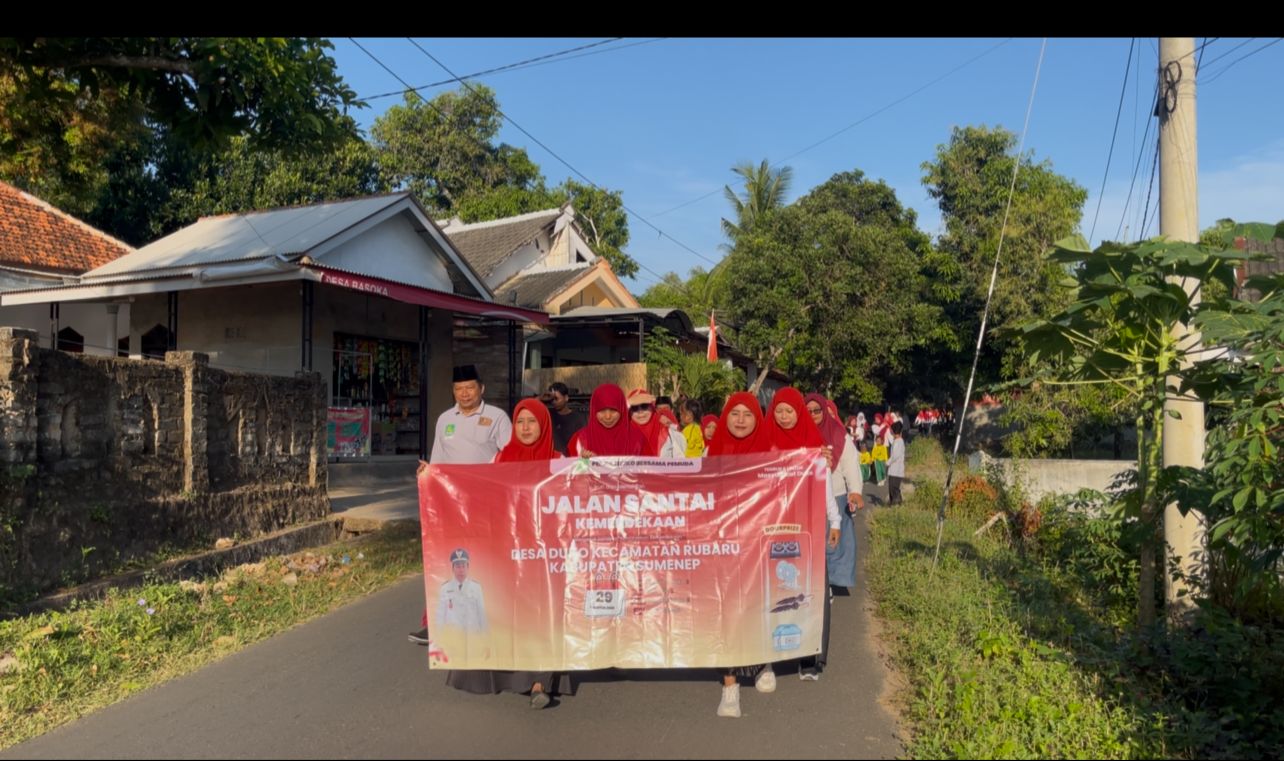 halaman Balai Desa Duko dipadati peserta yang datang bersama keluarga. Dengan penuh semangat, mereka