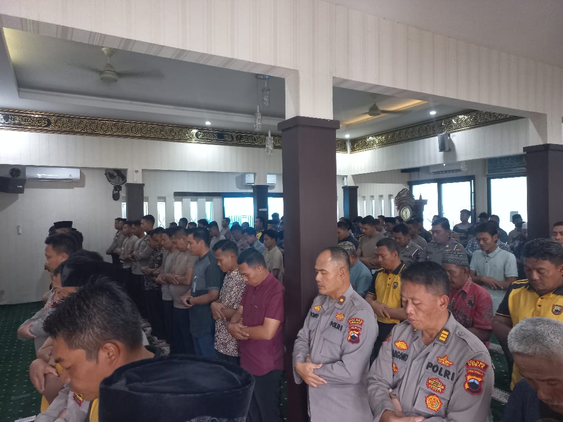 Polres Demak dan Masyarakat Gelar Shalat Gaib Untuk Driver Ojol 