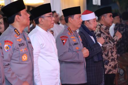 DI BAWAH KEPEMIMPINAN JENDERAL SIG