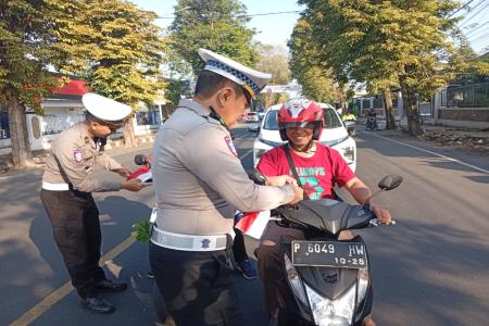 Merah Putih di Jalanan Jember Polisi Ajak Warga Sambut HUT RI ke  80 G