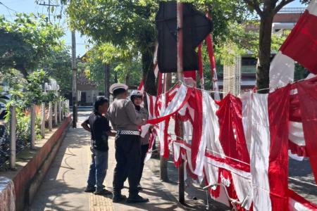 Polantas di Trenggalek Borong Pedagang Bendera Bagikan untuk Masyaraka