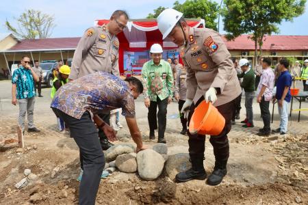 TINGKATKAN LAYANAN PUBLIK POLRES P
