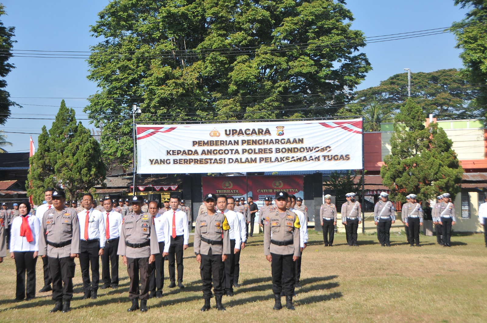 Kapolres Bondowoso Berikan Penghargaan Kepada 18 Anggota Berprestasi