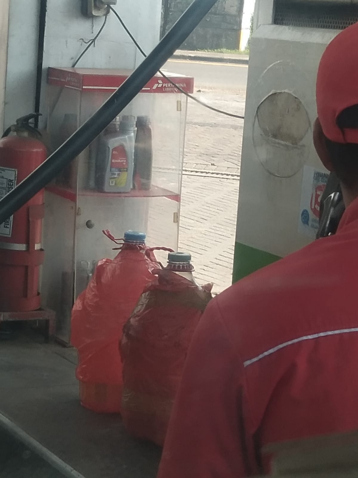 Lagi lagi SPBU Plaosan Lamongan tidak mengindahkan peraturan dengan melayani pembeli yang menggunaka