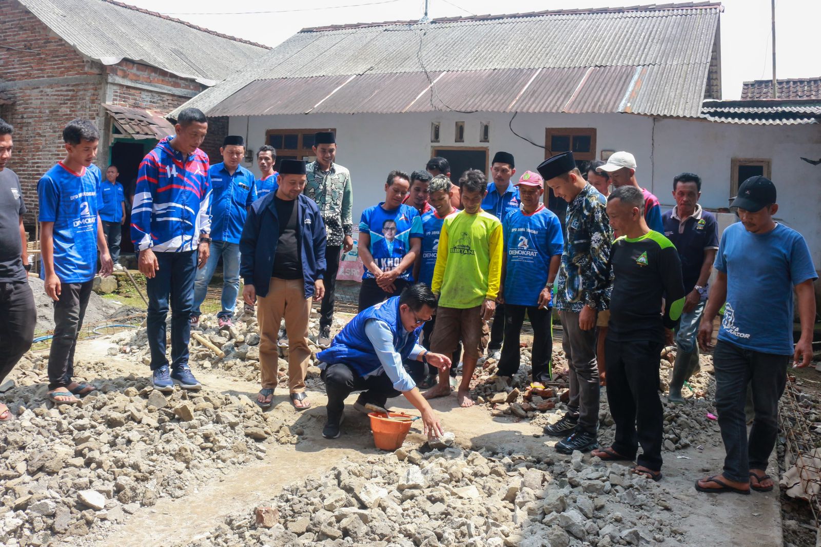 Partai Demokrat Rayakan HUT ke-24 dengan Bedah 9 Rumah untuk Warga Tidak Mampu di Desa Tempursari, Wonosobo