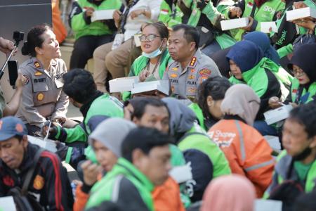 Polrestabes Surabaya dan Ratusan Ojol Doa Bersama Harmoni untuk Alm Af