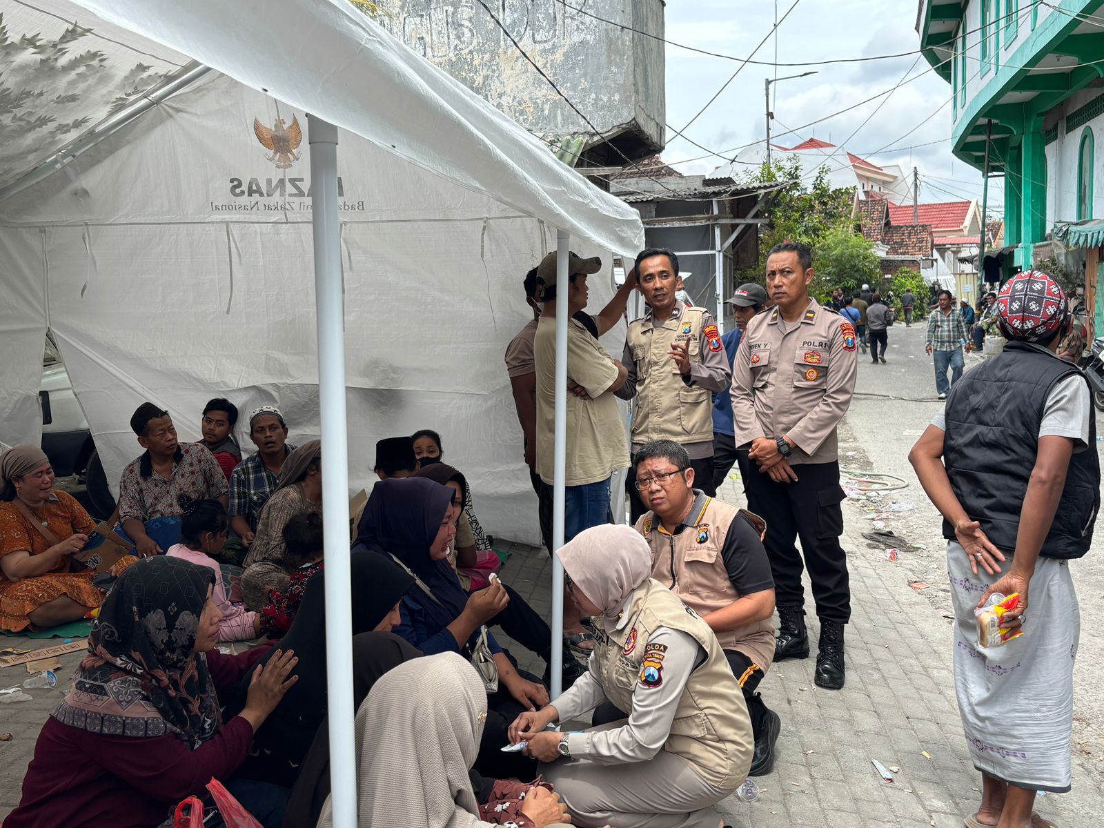 Polda Jatim Beri Trauma Healing Korban Runtuhnya Bangunan Ponpes Al-Khoziny Sidoarjo
