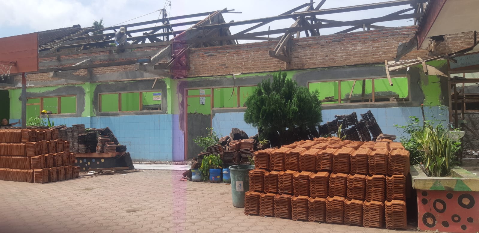 Revitalisasi SDN 2 Pogalan Diduga Tanpa Papan Informasi, Kepala Sekolah Berdalih Proyek Bukan DAK