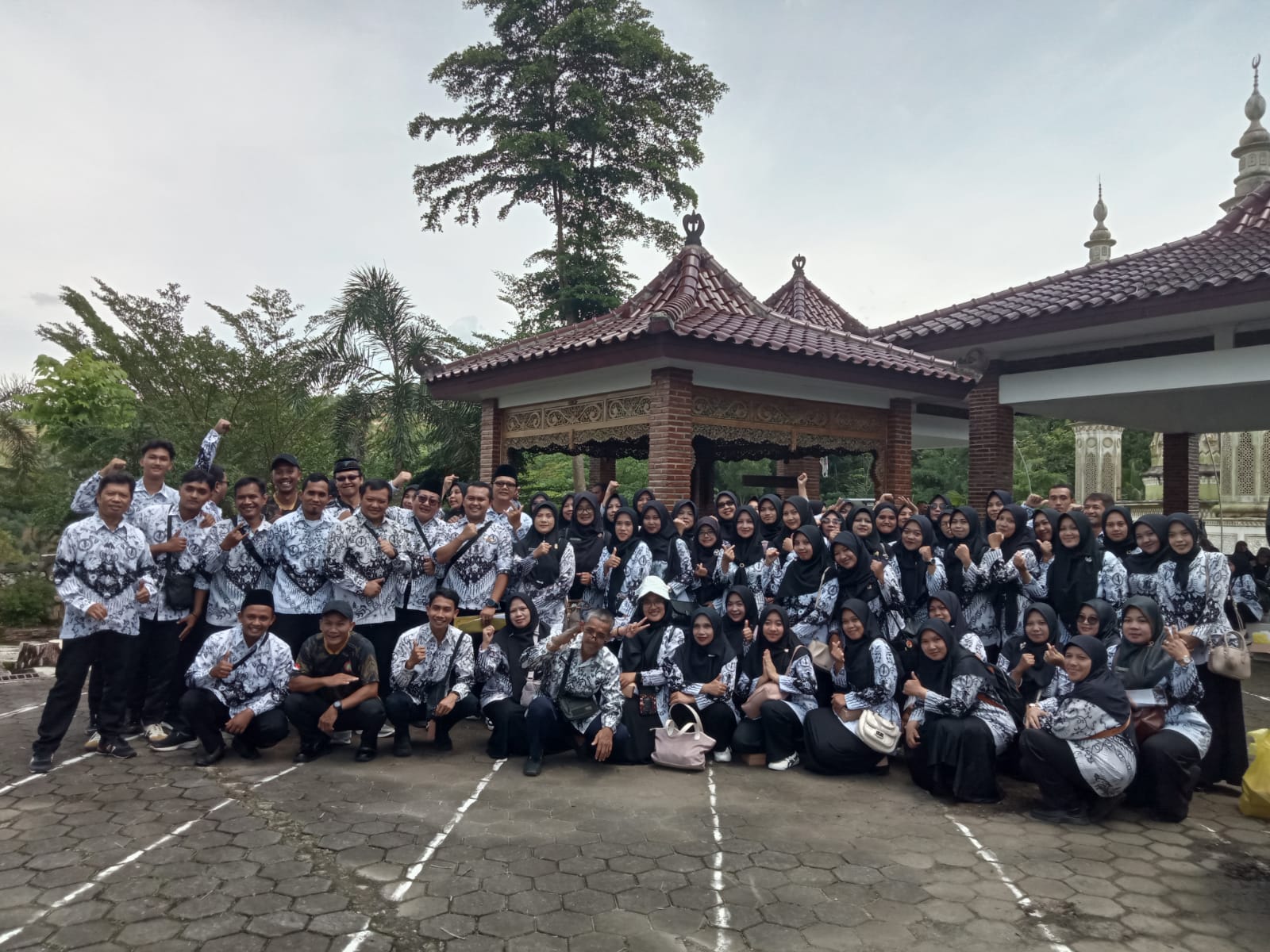 PGRI Kecamatan Sigaluh Gelar Ziarah ke Makam Dr. Sulistiyo, M.Pd. dalam Rangka HGN 2025