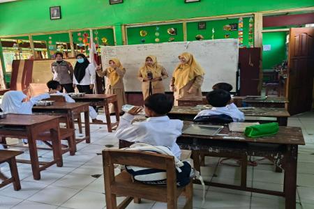 Senyum Ceria Pelajar Sambut Makan Bergizi Gratis dari Polres Ngawi