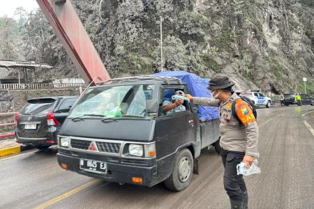 TIM SAR POLDA JATIM BAGIKAN MASKER