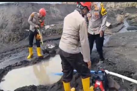 POLDA JATIM BANTU BERSIHKAN ENDAPA