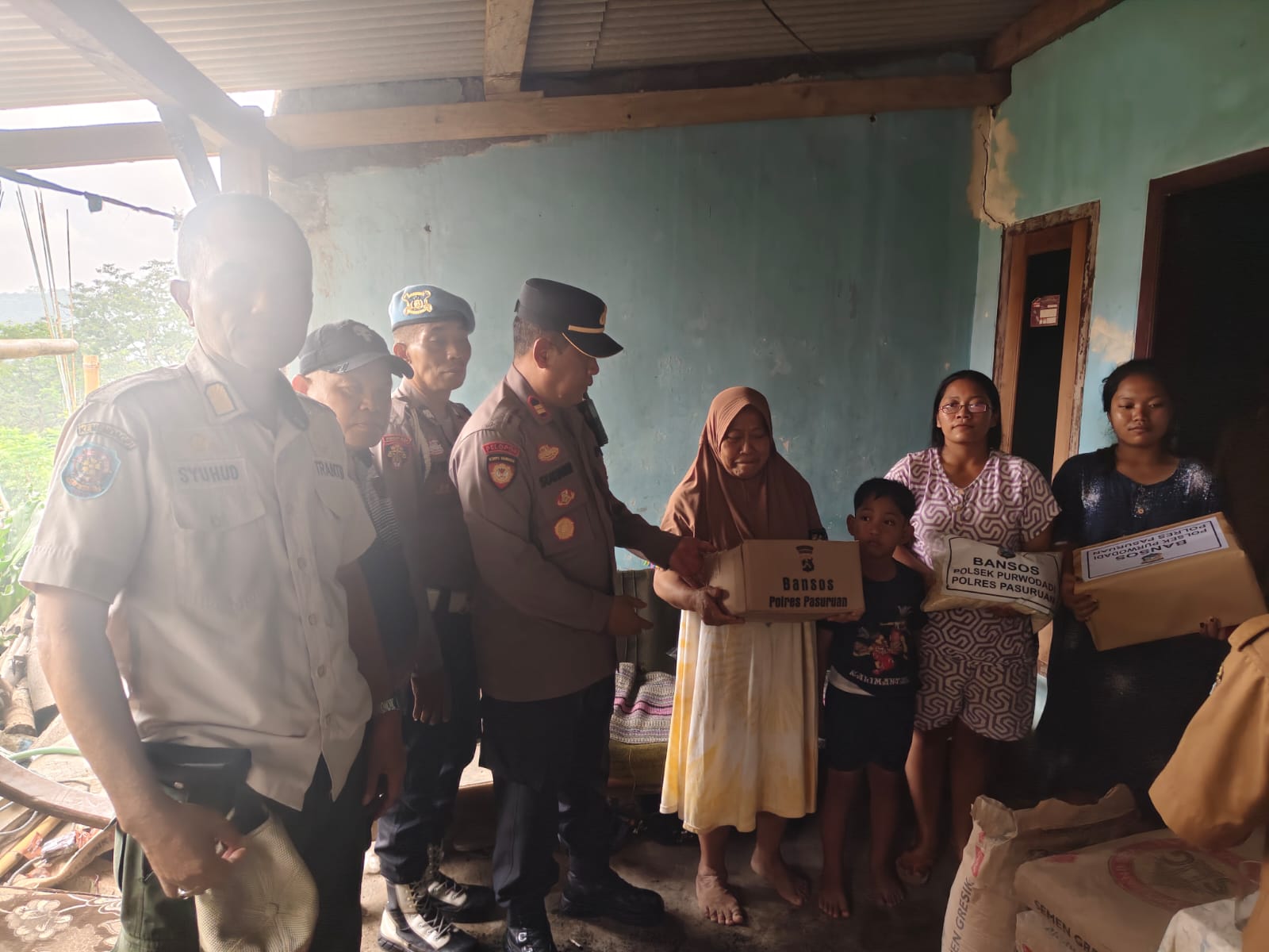 Polres Pasuruan Salurkan Bansos untuk Warga Terdampak Sambaran Petir di Desa Cowek