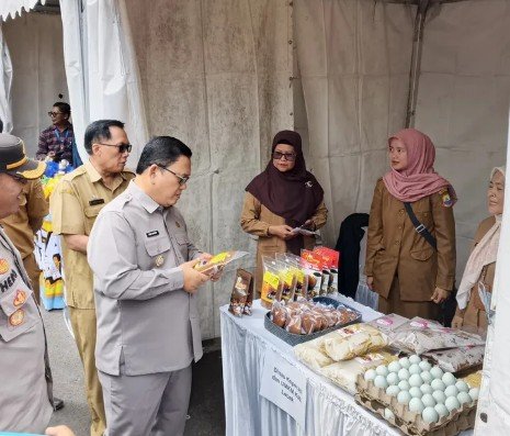 Plt. Kepala Dinas Koperasi & UKM Hadiri Pasar Murah Menjelang Idul Fitri