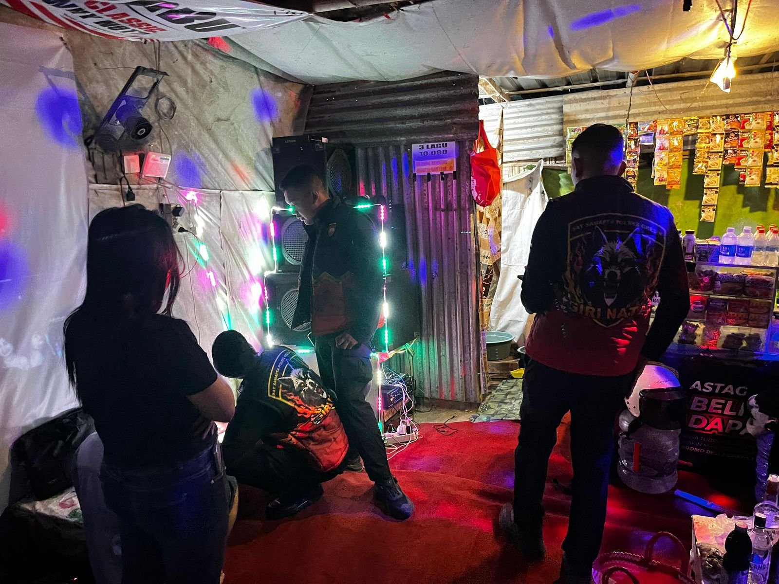 Polres Gresik Ungkap Peredaran Miras di Menganti, Puluhan Liter Miras Diamankan dari Warung Karaoke