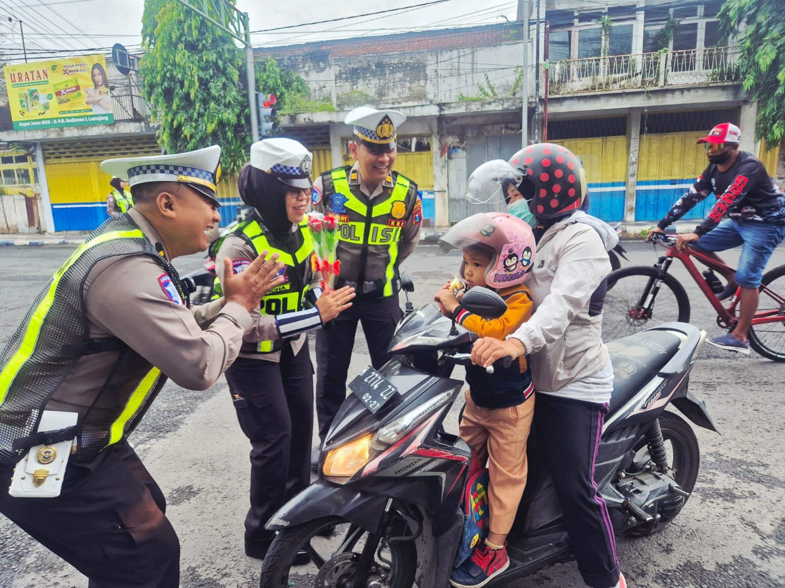 Hari Kesepuluh Operasi Keselamatan Semeru Polres Lumajang Beri Hadiah Pengendara Tertib