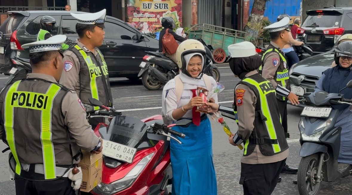 Operasi Keselamatan Semeru Polres Ponorogo Beri Hadian Helm dan Cokelat Pengendara Tertib