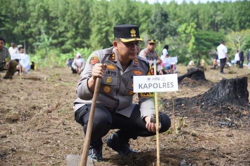 Kapolres Bondowoso Hadiri Gerakan Sedekah Oksigen dan Bakti Sosial HPN 2026, Tanam 1.000 Pohon. 