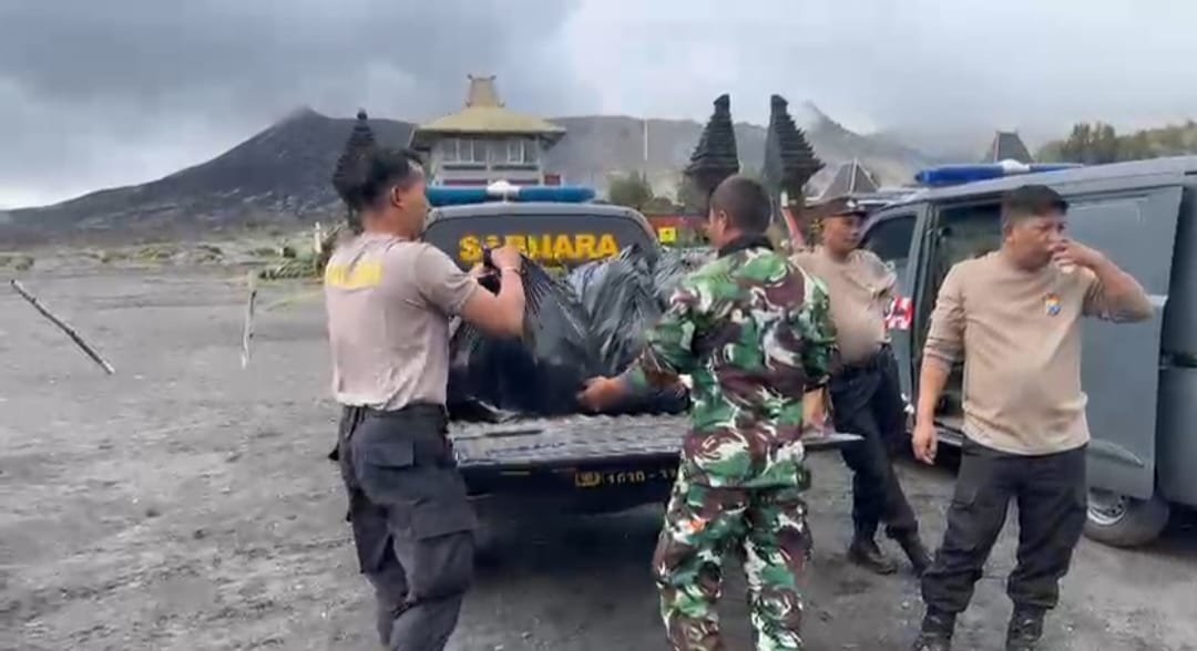 Gerakan Indonesia Asri, Polres Probolinggo Bersih - bersih Lokasi Wisata Bromo