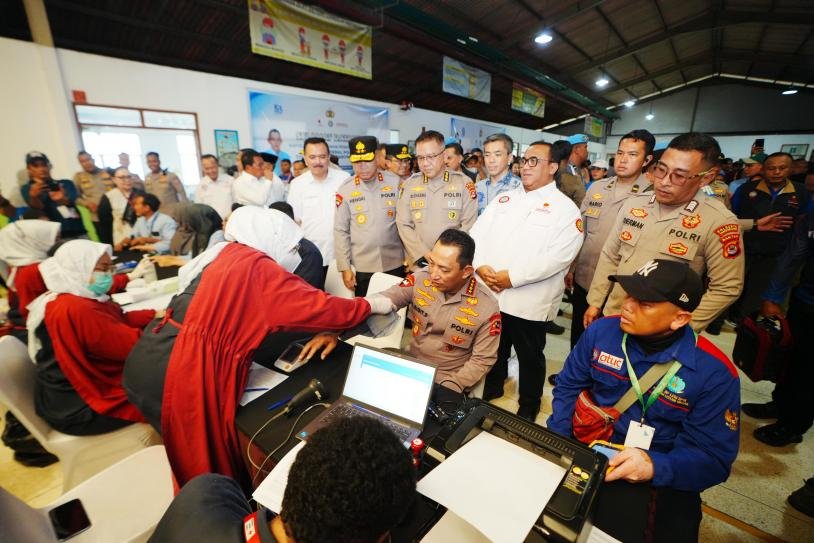 Momen Kapolri Ikut Donor Darah saat Hadiri Baksos HUT ke-53 Buruh KSPSI