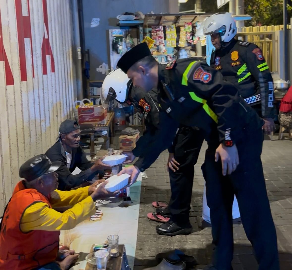 Polantas Menyapa Sahur Off The Road, Satlantas Polres Sumenep Bagikan Santap Sahur dan Edukasi Lalu 