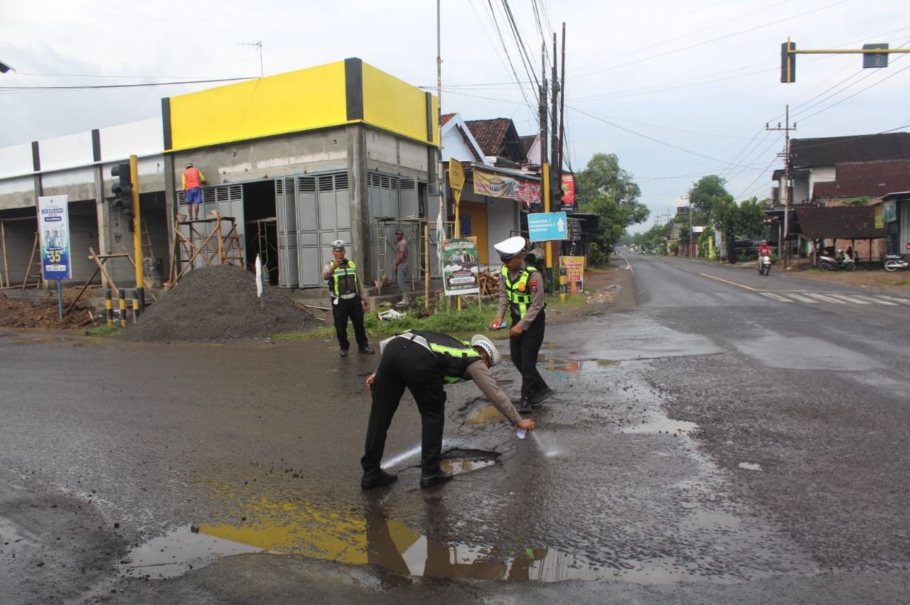 Gerak cepat tindak lanjuti keluhan warga Satlantas Polres Trenggalek petakan 52 titik jalan rusak di
