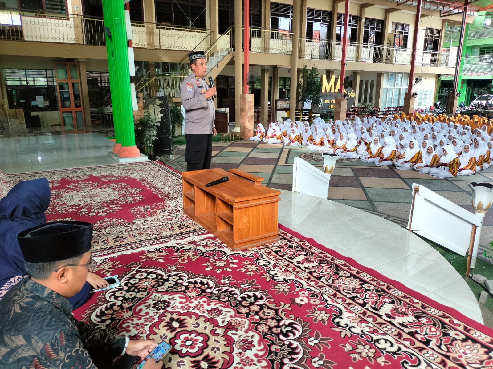 Polisi Edukasi 567 Santriwati Pondok Pesantren Wachid Hasyim  soal AI, Narkoba dan Medsos