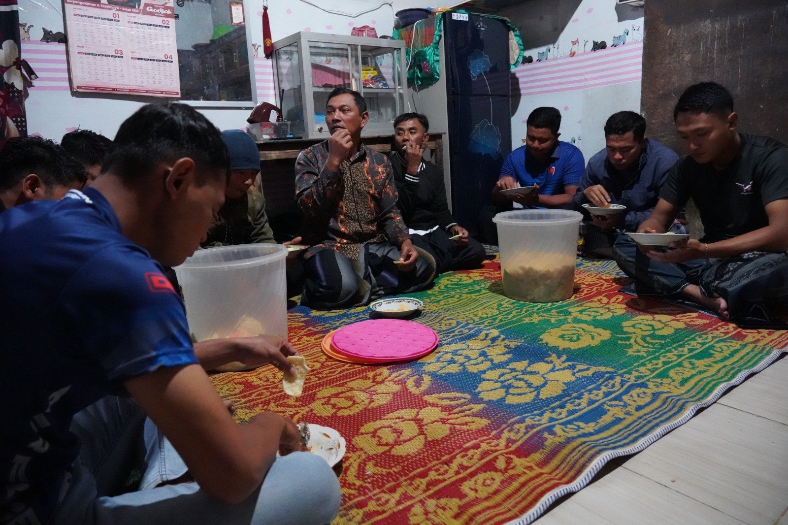 Serda Salahudin Perkuat Kemanunggalan TNI - Rakyat Lewat Gema Sahur Bersama Warga Desa Krisik