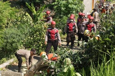 Tanggap Bencana Polres Tuban Tangani Dampak Angin Puting Beliung