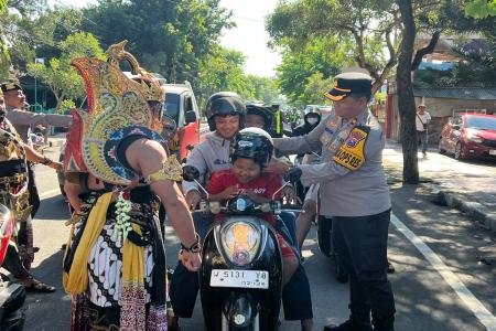 Unik Polres Blitar Kota Terjunkan Gatotkaca dan Werkudara Sosialisasik