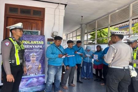 Polantas Menyapa mengajak Ojol tertib berlalu lintas dalam Operasi Kes