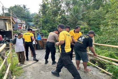 Polres Ponorogo Perbaiki Jembatan Darurat Akses Dua Desa di Ngebel Kem