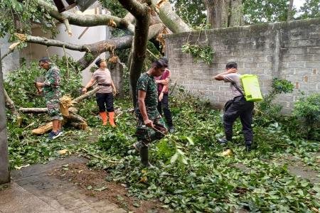 Anggota Koramil 080806 Srengat Bersama Warga Polsek Dan BPBD Gotong Ro