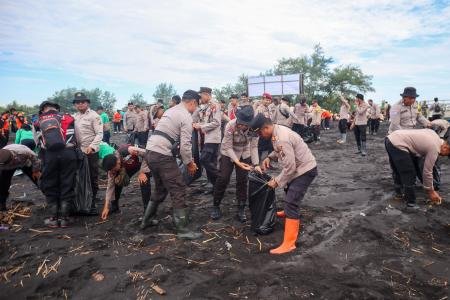 Polres Lumajang Gelar Aksi Bersih  bersih Wujudkan Pantai Watu Pecak A