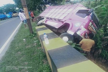 Diduga Sopir Mengantuk Truk Be