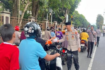 Polres Bondowoso Tebar Kebaikan berbagi takjil kepada masyarakat