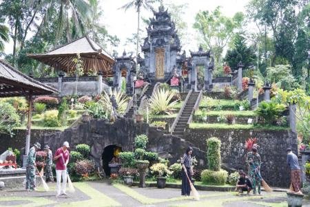 Wujud Toleransi Satgas TMMD Ke 127 Kodim 0808Blitar Bersihkan Pura Agu