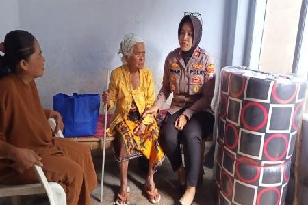 Polri Peduli  Polres Lumajang Salurkan Bantuan untuk Lansia Sebatangka