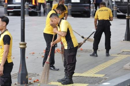 Gerakan Nasional ASRI Polrestabes Surabaya Bersihkan Kawasan Jembatan 
