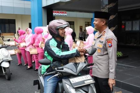 Polres Tulungagung Berbagi Tak