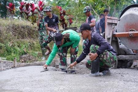 Tetap Semangat Percepat Pengecoran Rabat Jalan Anggota Satgas TMMD Ke 