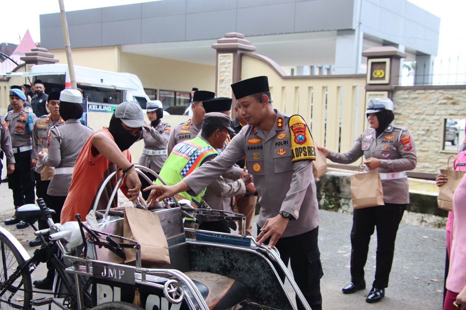 Sinergi Ramadan Berbagi, Polres Sumenep Bersama Bhayangkari, Jasa Raharja dan Dispenda Bagikan Takji